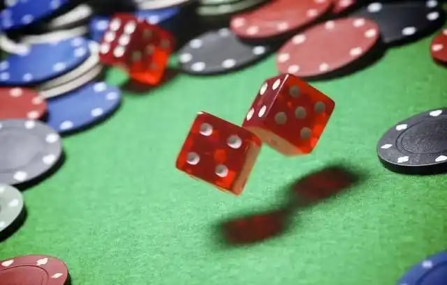 Antarmuka aplikasi astro128 iOS Web menampilkan meja live casino dengan dealer langsung